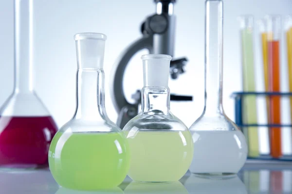 Arbeitsplatz modernes Labor für molekularbiologische Tests auf blauem Hintergrund — Stockfoto