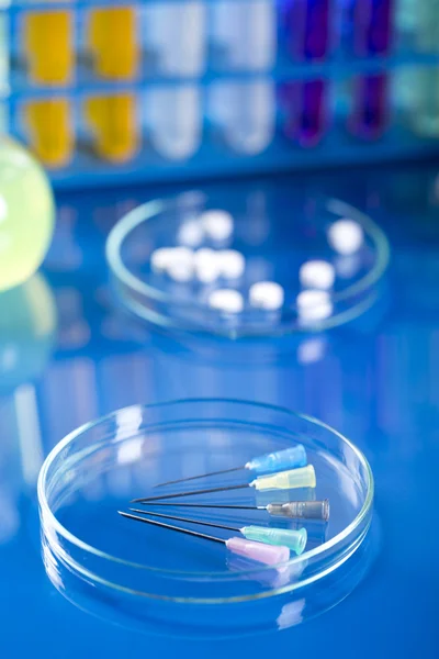 Laboratorio moderno para la prueba de biología molecular sobre fondo azul — Foto de Stock