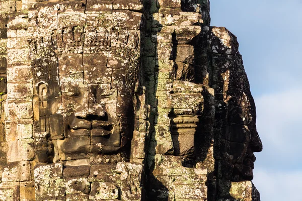 Cabeza de piedra en torres del templo de Bayon — Foto de Stock