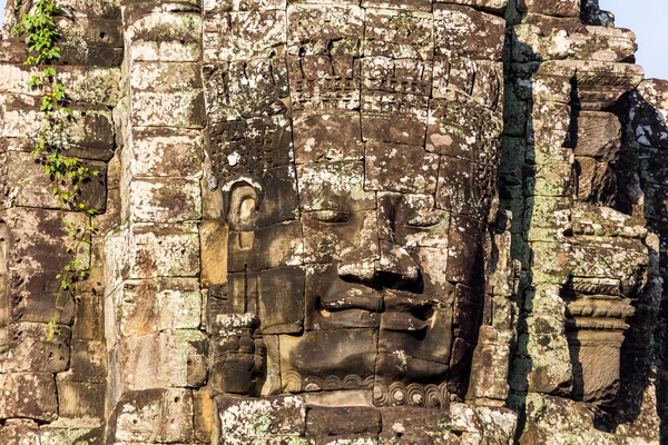 Cabeza de piedra en torres del templo de Bayon — Foto de Stock