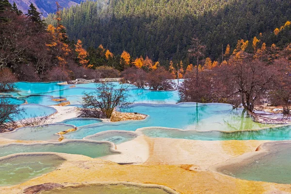 Bela água limpa em Huanglong — Fotografia de Stock