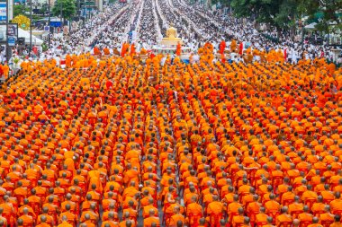 Bangkok, Tayland - Eylül 8: 10.000 Budist rahipler insanlar için bekleyen 8 Eylül 2013 gıda teklifleri ver pratunam, Bangkok, Tayland.