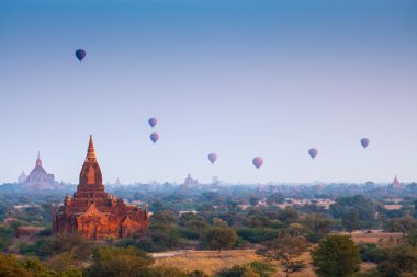Sunrise bagan tapınakları üzerinde