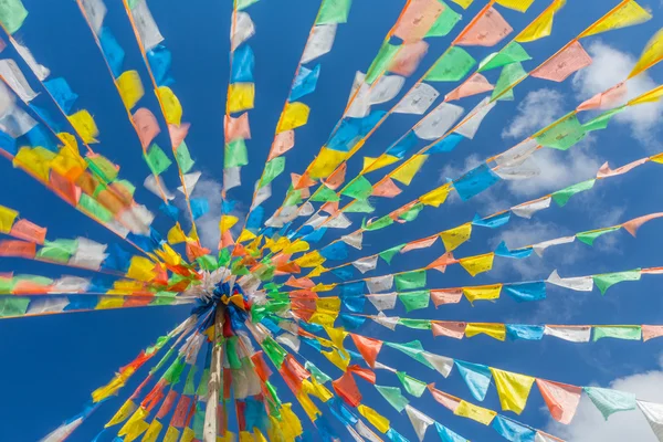 Banderas budistas tibetanas de oración ondeando —  Fotos de Stock