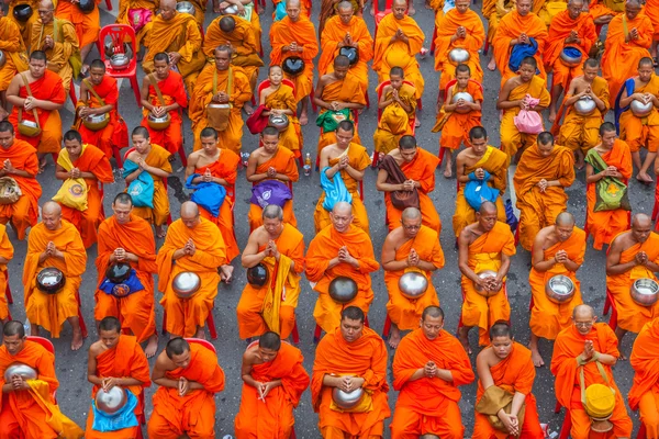 BANGKOK, TAILANDIA - 8 de septiembre: 10.000 monjes budistas esperando que la gente dé ofrendas de comida el 8 de septiembre de 2013 Pratunam en Bangkok, Tailandia . — Foto de Stock