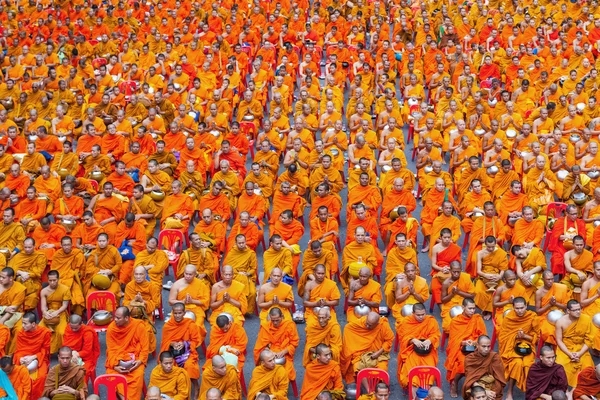 BANGKOK, THAILAND - 8 de setembro: 10.000 monges budistas esperando que as pessoas ofereçam comida em 8 de setembro de 2013 Pratunam em Bangkok, Tailândia . — Fotografia de Stock