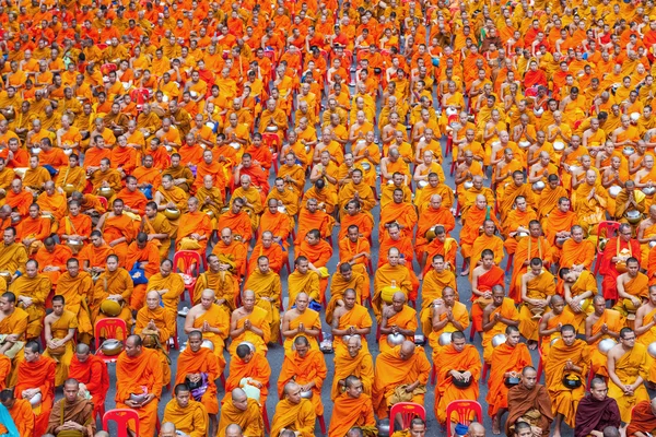 BANGKOK, TAILANDIA - 8 de septiembre: 10.000 monjes budistas esperando que la gente dé ofrendas de comida el 8 de septiembre de 2013 Pratunam en Bangkok, Tailandia . — Foto de Stock