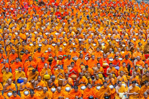 BANGKOK, TAILANDIA - 8 de septiembre: 10.000 monjes budistas esperando que la gente dé ofrendas de comida el 8 de septiembre de 2013 Pratunam en Bangkok, Tailandia . — Foto de Stock