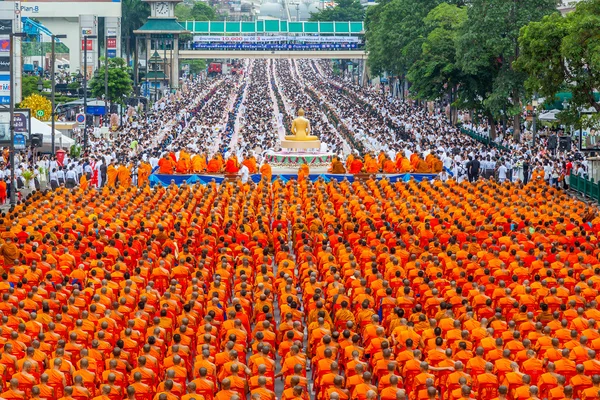 BANGKOK, THAÏLANDE - 8 septembre : 10.000 moines bouddhistes en attente d'offrandes alimentaires le 8 septembre 2013 Pratunam à Bangkok, Thaïlande . — Photo