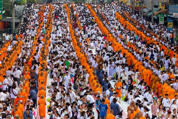 BANGKOK, THAILAND - 8 de setembro: pessoas não identificadas dão comida e bebida para esmolas a 10.000 monges budistas em 8 de setembro de 2013 Pratunam em Bangkok, Tailândia . — Fotografia de Stock