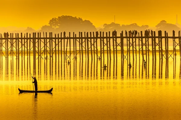 Tramonto a U Bein bridge, Myanmar . — Foto Stock