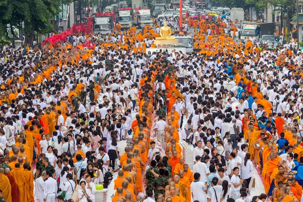 BANGKOK, THAILAND - 8 de setembro: pessoas não identificadas dão comida e bebida para esmolas a 10.000 monges budistas em 8 de setembro de 2013 Pratunam em Bangkok, Tailândia . — Fotografia de Stock