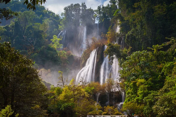 Floresta profunda bela cachoeira em Thi Lo Su, Tak, Tailândia — Fotografia de Stock