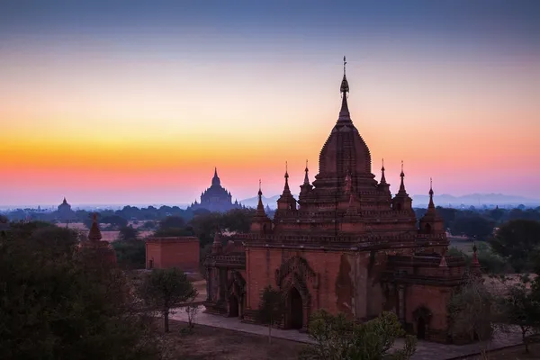 Napkelte felett a mianmari bagan templomok előtt — Stock Fotó