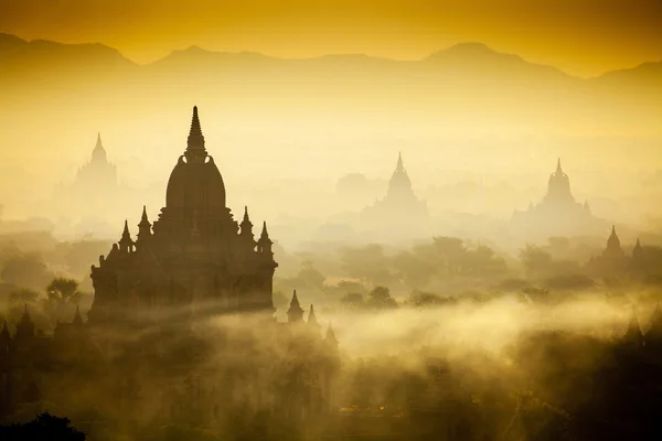 Napkelte felett templomok, Bagan, Mianmar — Stock Fotó