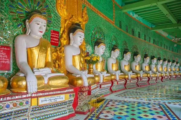 Buddhas und Mauer im Tempel — Stockfoto