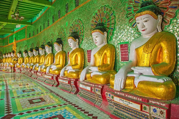 Bouddhas et mur dans le temple — Photo