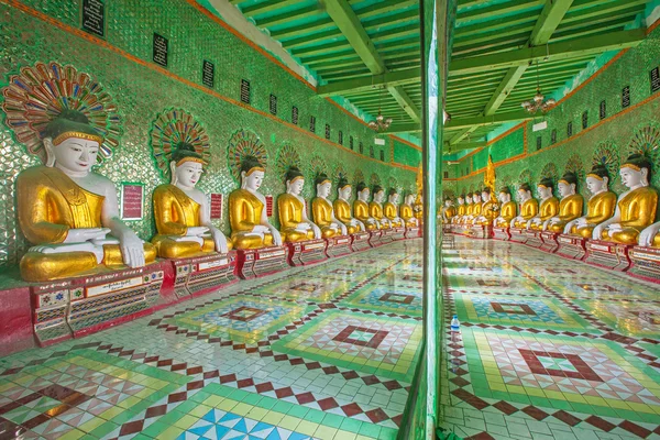 Buddhas und Mauer im Tempel — Stockfoto