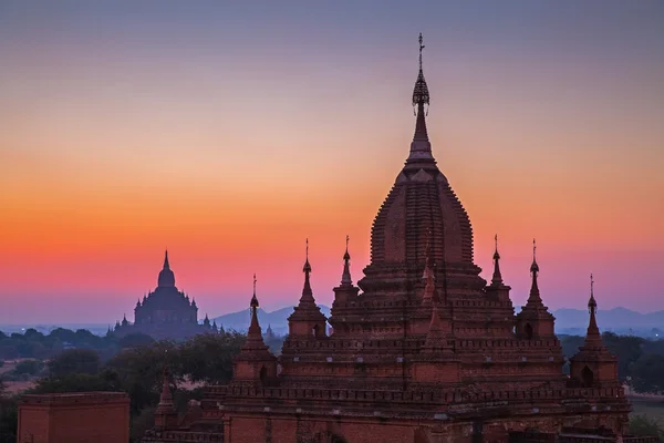 Napkelte felett bagan templomok előtt — Stock Fotó