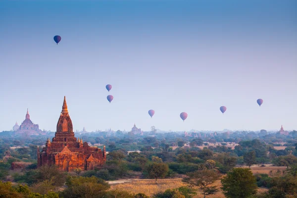 Salida del sol sobre los templos de Bagan — Foto de Stock