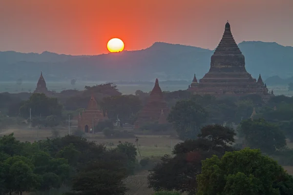 Naplemente alatt bagan templomok — Stock Fotó