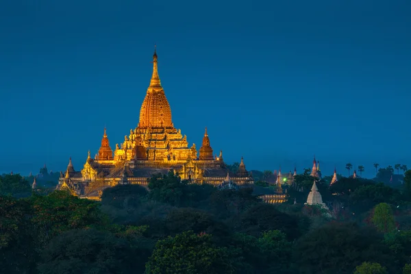 Ancien temple à Bagan après le coucher du soleil — Photo