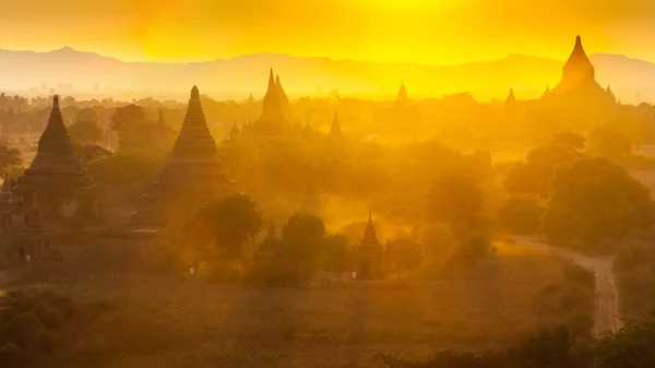 Pôr do sol sobre os templos de Bagan — Fotografia de Stock