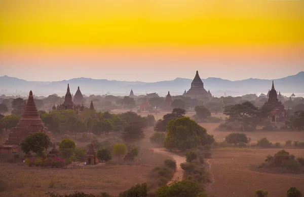 Západ slunce nad chrámy bagan — Stock fotografie