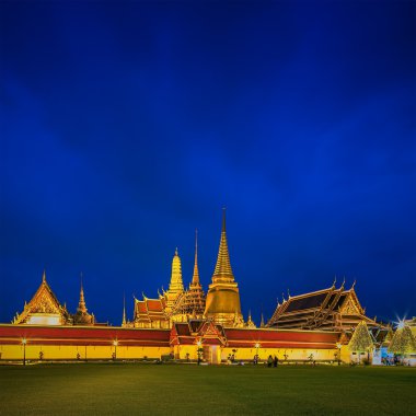 Grand palace ve wat phra kaew Bangkok alacakaranlıkta,