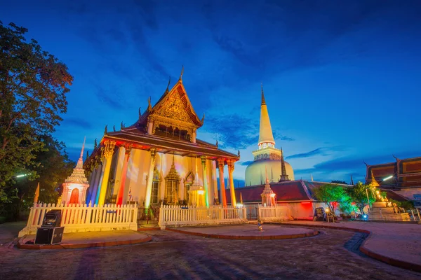 Antigua Pagoda en el templo de Wat Mahathat, escena nocturna — Foto de Stock