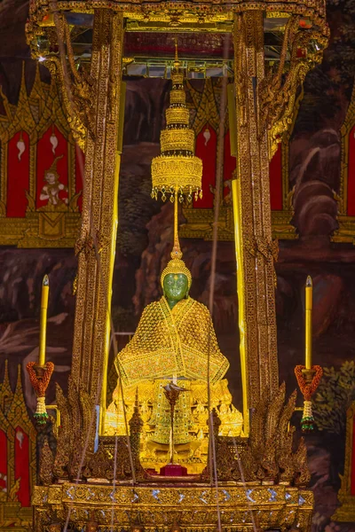 O Buda Esmeralda no templo de Wat Phra Kaeo no Grande Palácio — Fotografia de Stock