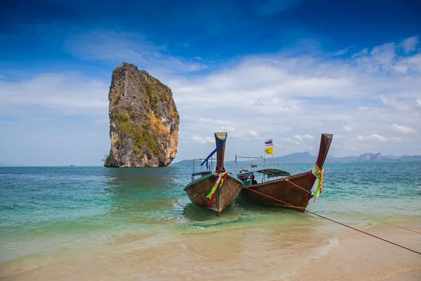 Tropischer Strand, traditionelle Long Tail Boote — Stockfoto