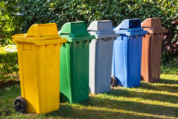 Pięć kolorów recyklingu pojemników — Zdjęcie stockowe