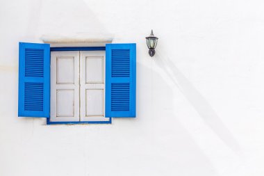 Beyaz duvar Vintage mavi ahşap pencere