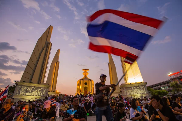 Unidentified protesters protest by against the government corruption and the controversial amnesty bill at Democracy monument — Stock Photo, Image