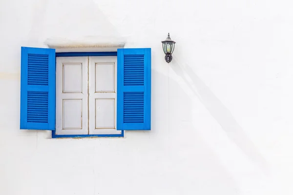 Vintage fenêtre en bois bleu sur mur blanc — Photo