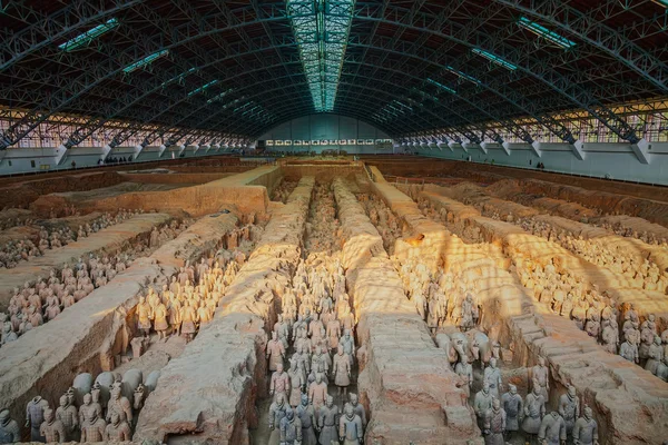 The Terracotta Army или "Terra Cotta Warriors and Horses " — стоковое фото