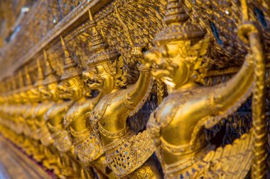 Garuda, balkon Merkezi Sanctuary bir Tay depo çevresinde altın büyük kuşlar