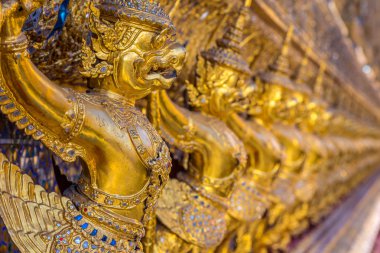 Garuda, balkon Merkezi Sanctuary bir Tay tapınak çevresinde altın büyük kuşlar