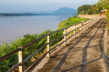 Mekong Nehri boyunca kaldırımlar.