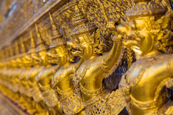 Garuda, goldene große Vögel auf dem Balkon des zentralen Heiligtums in einem thailändischen Tempel — Stockfoto