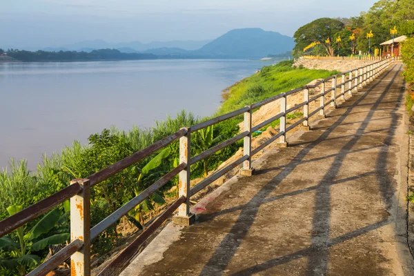 Passeggiate lungo il fiume Mekong . — Foto Stock