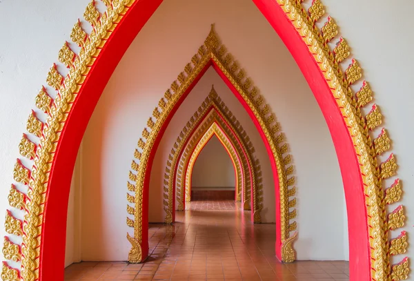 Passage dans le temple, Kanchanaburi, Thaïlande — Photo