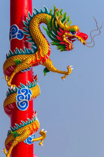 Estátua de dragão estilo chinês — Fotografia de Stock