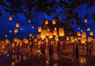 Chiangmai.Tradition al keşiş Loy Khom Festivali ışıklar kayan balon yapılmış kağıt Wat Phu Praw temple.on, her yıl Temmuz 12,2014, Ubonratchathani, Tayland.
