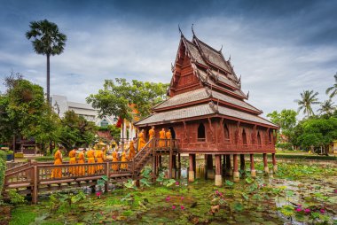 Antik Tripitaka Hall ahşap manastır wat Mulk Si Muang ili Ubon Ratchathani, Tayland, lotus gölet üzerinde