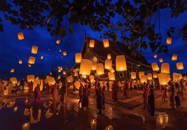 Chiangmai.Tradition al keşiş Loy Khom Festivali ışıklar kayan balon yapılmış kağıt Wat Phu Praw temple.on, her yıl Temmuz 12,2014, Ubonratchathani, Tayland.
