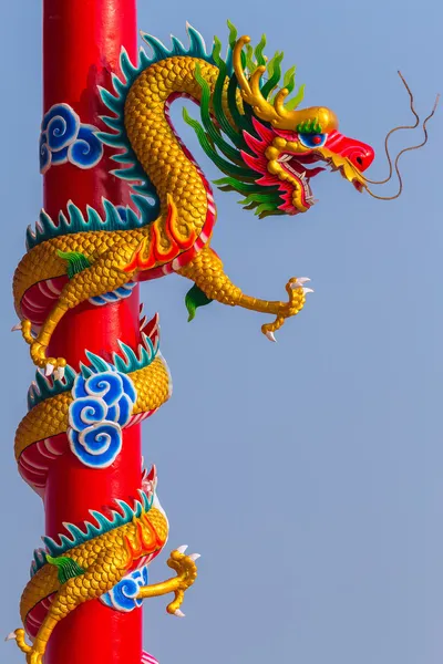 青い空と中国風の龍の像 — ストック写真