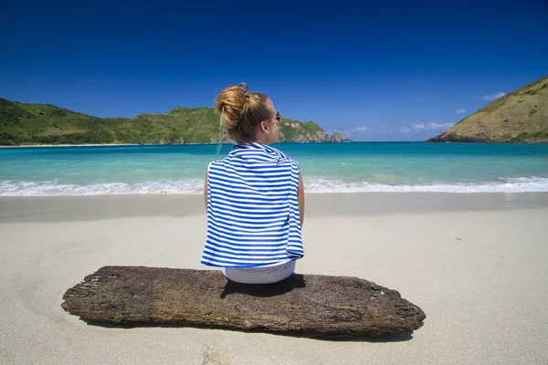 Belle fille sur la plage — Photo