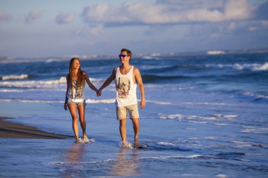 Sahilde güzel Çift.